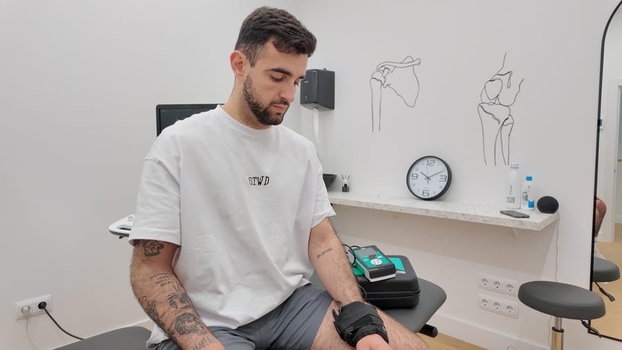 Magnetoterapia en fisioterapia: efectos, usos y beneficios 1 Sesión de magnetoterapia para el dolor
